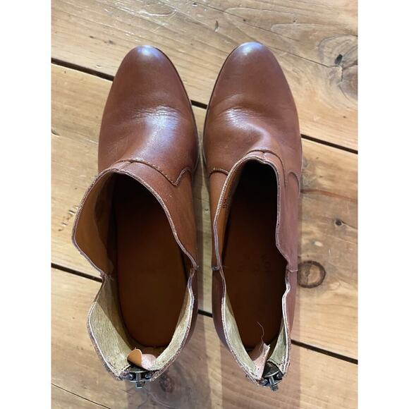 Kork-Ease Women's brown leather booties. V slits. Zipper back. Size 8M - Picture 4 of 6